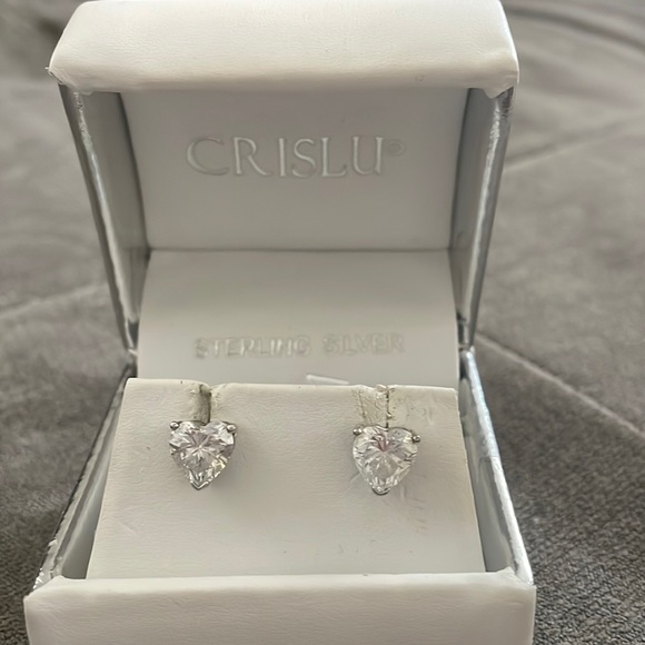 Crislu Heart Earrings 🤍 - Picture 2 of 4